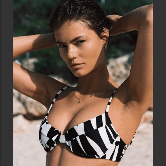 Chic Black and White Bikini - Picture 1 of 3
